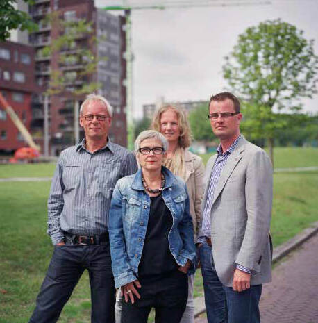 V.l.n.r. Lonneke Zuidwijk (Woonstad Rotterdam), Joeri Viergever (deelgemeente Feijenoord), Petra Rutten (Proper-Stok Ontwikkelaars), Jan Cees Blok (gemeente Rotterdam)