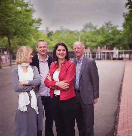 V.l.n.r. Frank Moerman (Woonbron Ontwikkelbedrijf), Karin Schrederhof (Woonbron Delft), Mireille Wiegman (projectorganisatie Poptahof) en Raymond de Prez (gemeente Delft)