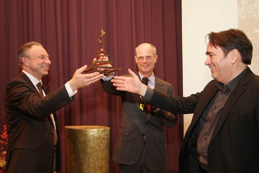 Minister Blok reikt trofee uit aanwinnaars 2013 Gerrit Breeman en Kessels van Volkshuisvesting Arnhem