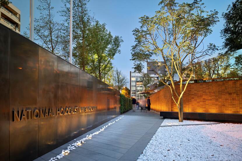 Beeld steentjes en boom Namenmonument